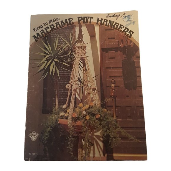 Vintage 1970s Easy to Make Macrame Pot Hangers Macrame Craft Book Pattern Book - Picture 1 of 11